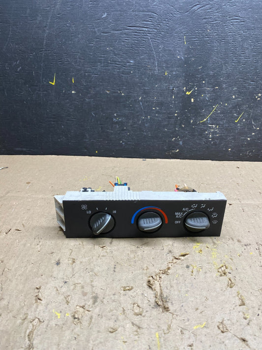 2001 - 2007 GMC Chevrolet Express 1500 Climate Control A/C U5197 DG0