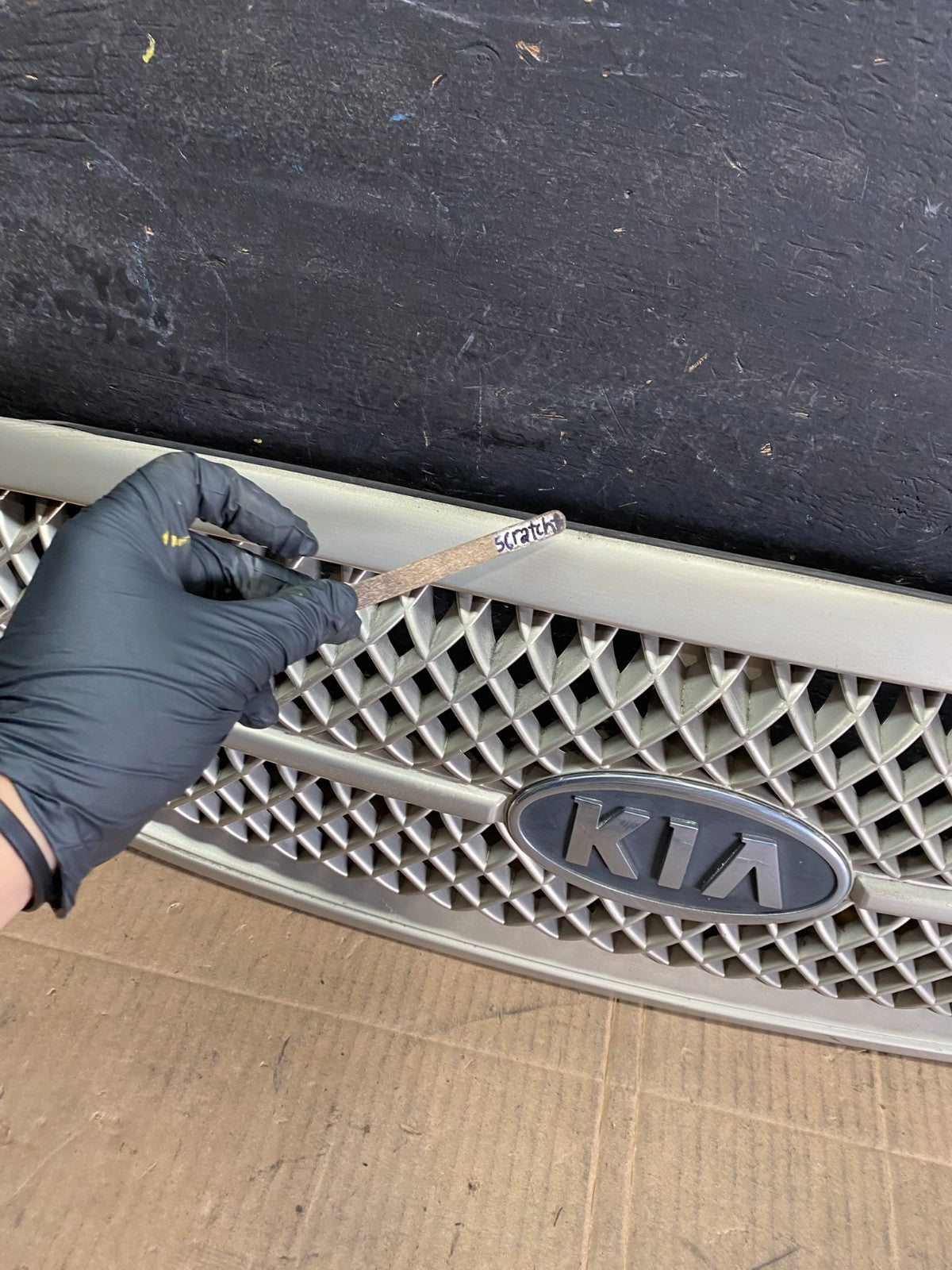 2004 to 2005 Kia Sedona Front Upper Grill Grille OEM r7819 DG3