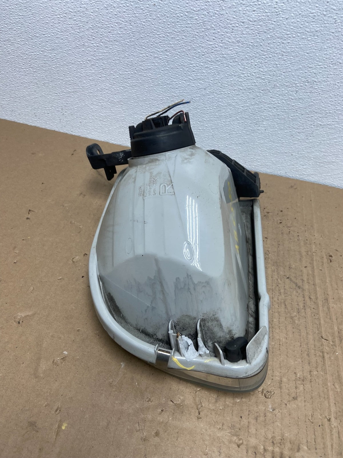 2001 to 2004 Toyota Sequoia Right Passenger RH Side Headlight Halogen AB6587 DW7