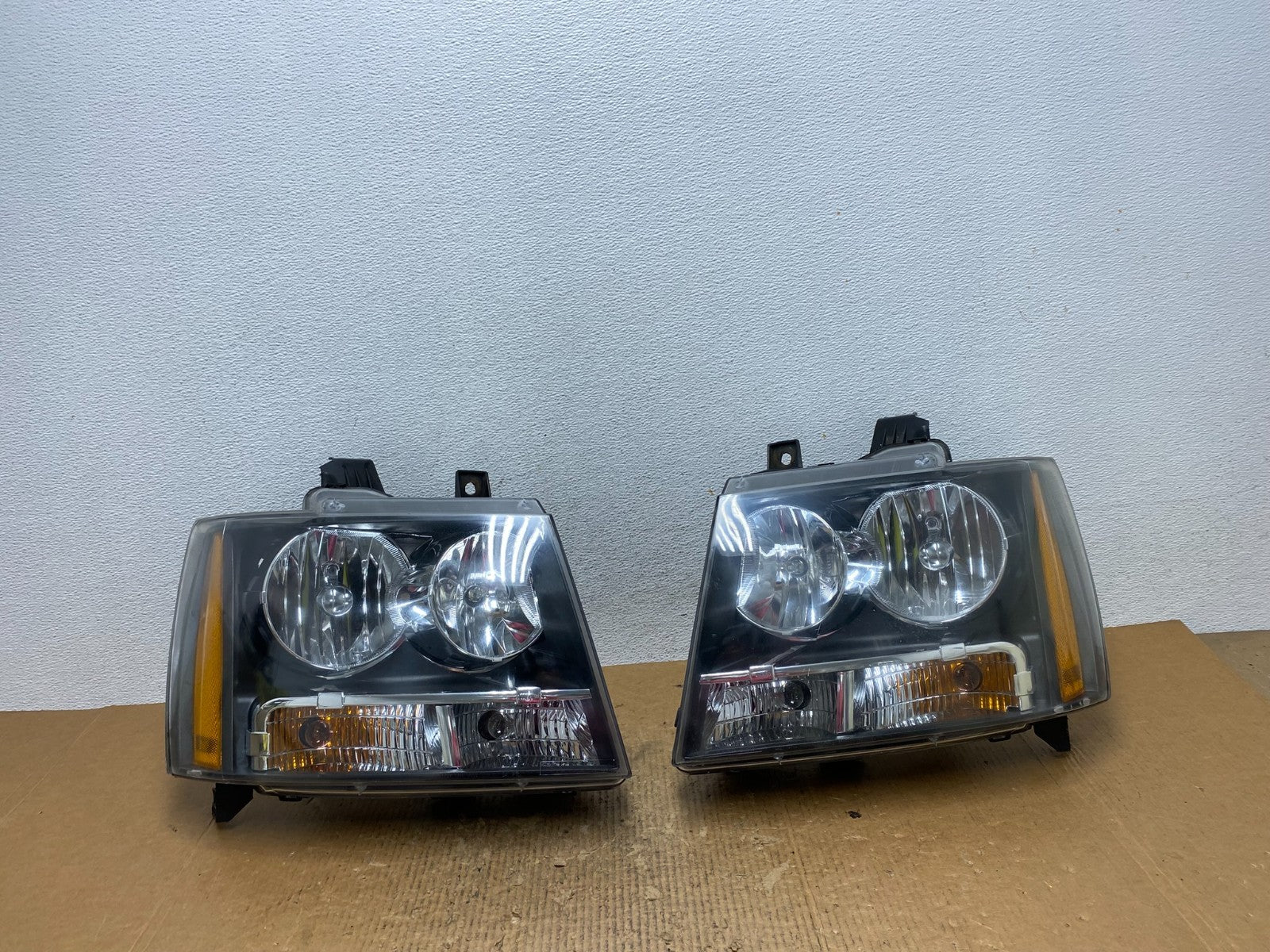 2007 to 2013 Chevrolet Suburban Tahoe Left+Right Set Headlights AE2720 DW0