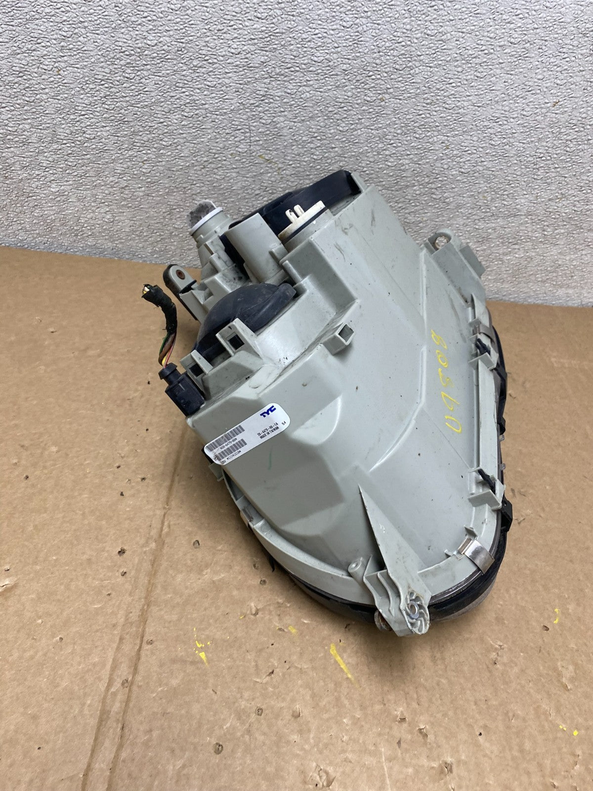 2001 - 2004 Mercedes-Benz C Class SEDAN Halogen Right Headlight TYC U9808 DW7