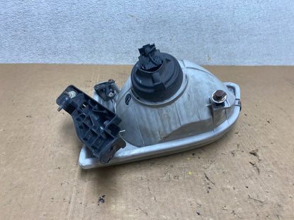 2001  to 2003 Toyota Sienna Right Passenger Side Headlight OEM Q7867 DW11