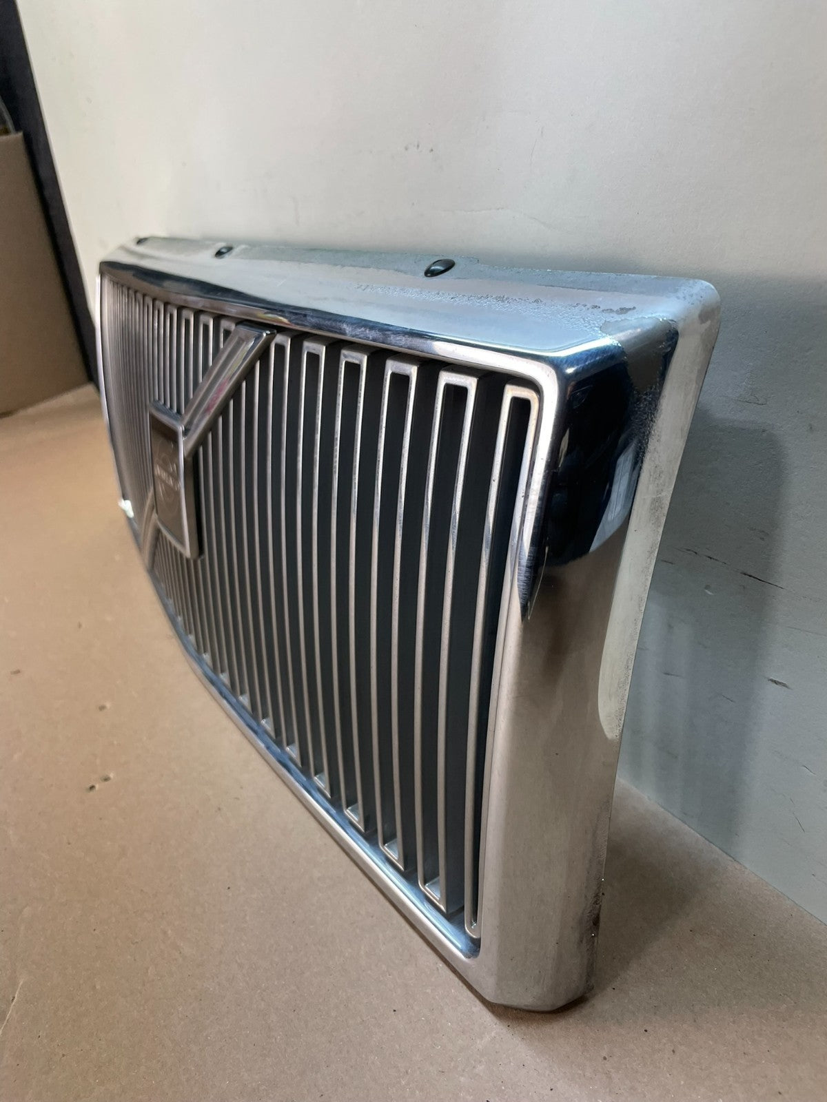 1990 1991 1992 Volvo 740 745 940 Front Upper Grill Grille AI8606 DG1