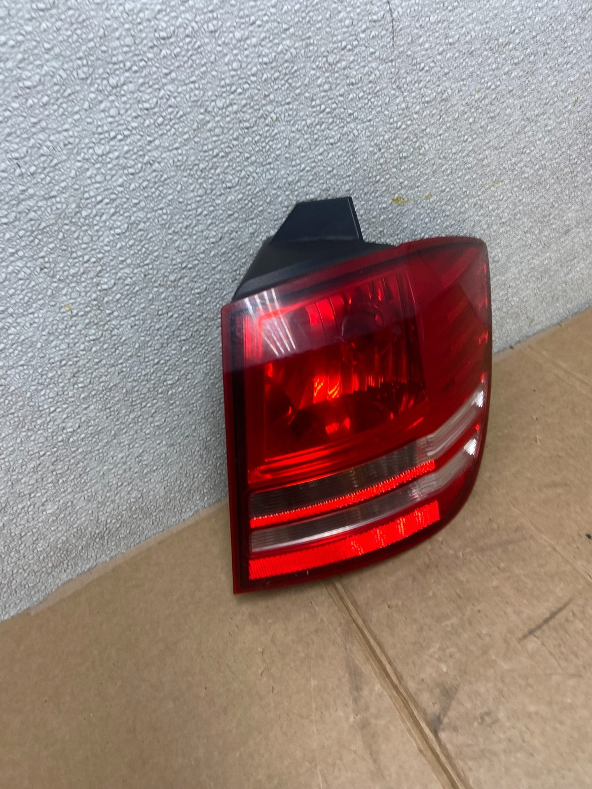 2009 - 2011 Dodge Journey Right Passenger Side Tail Light Oem AA1206 DW2