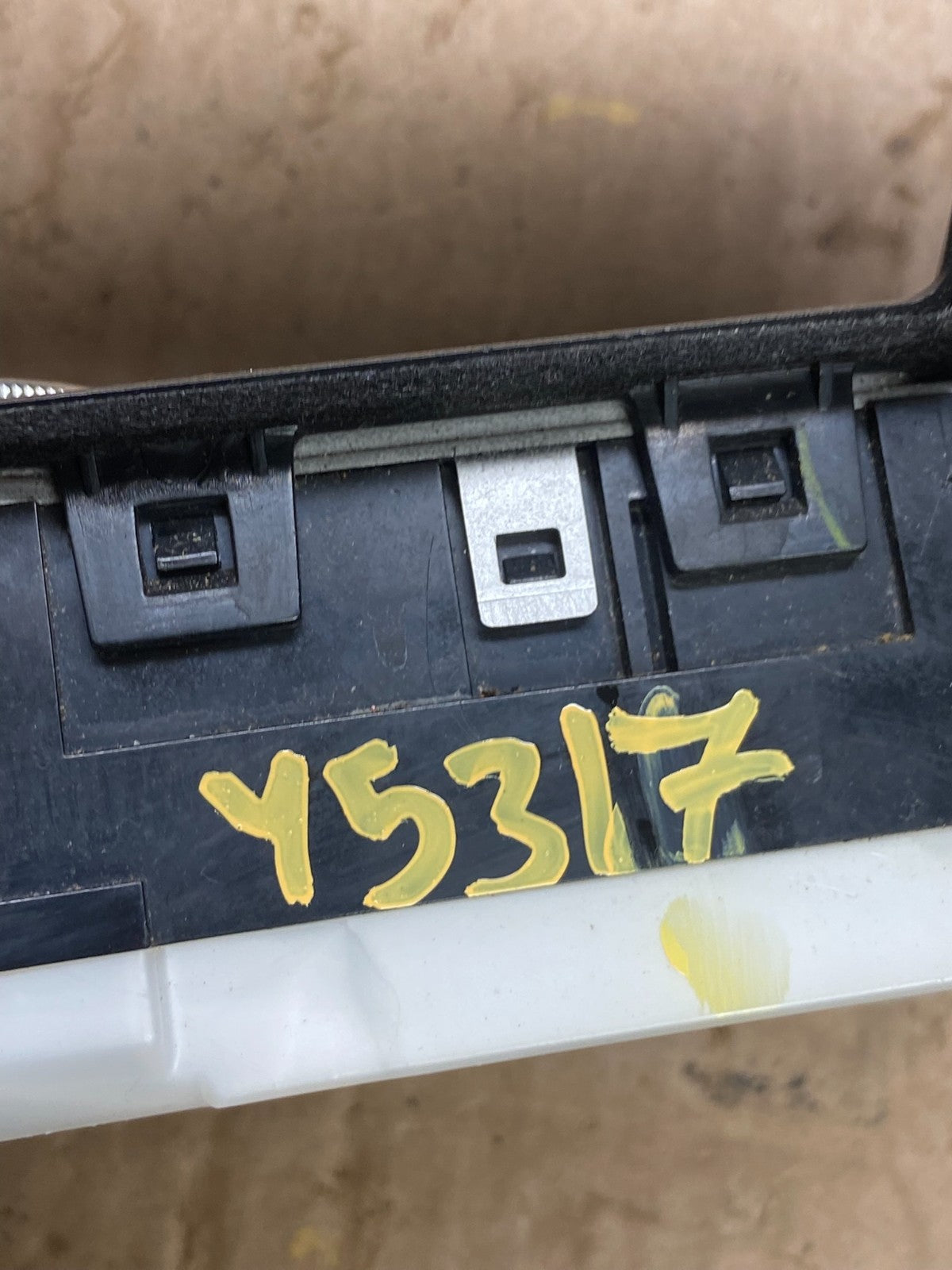 2008 to 2012 Infiniti G35 G37 Radio Player Climate Control Panel Bezel y5317 DG6