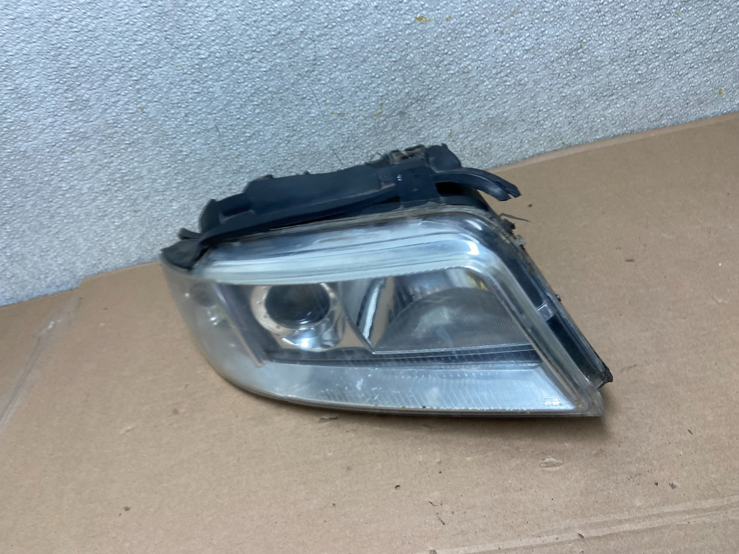 1999 to 2002 Audi A4 Passenger Right Side Headlight AA9882 DW1