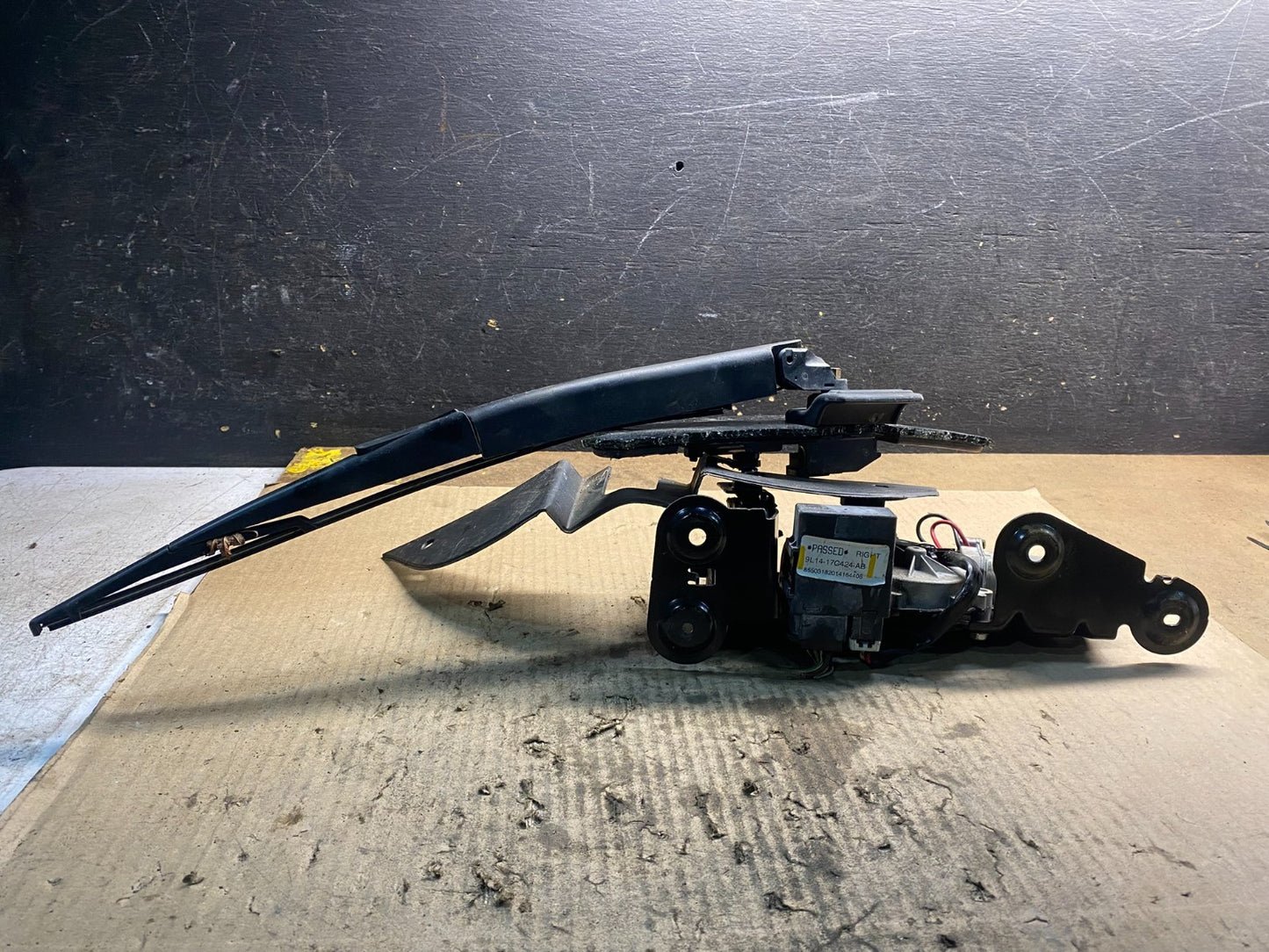 2009 to 2014 Ford Expedition Navigator Rear Windshield Wiper Motor z5068 DG0