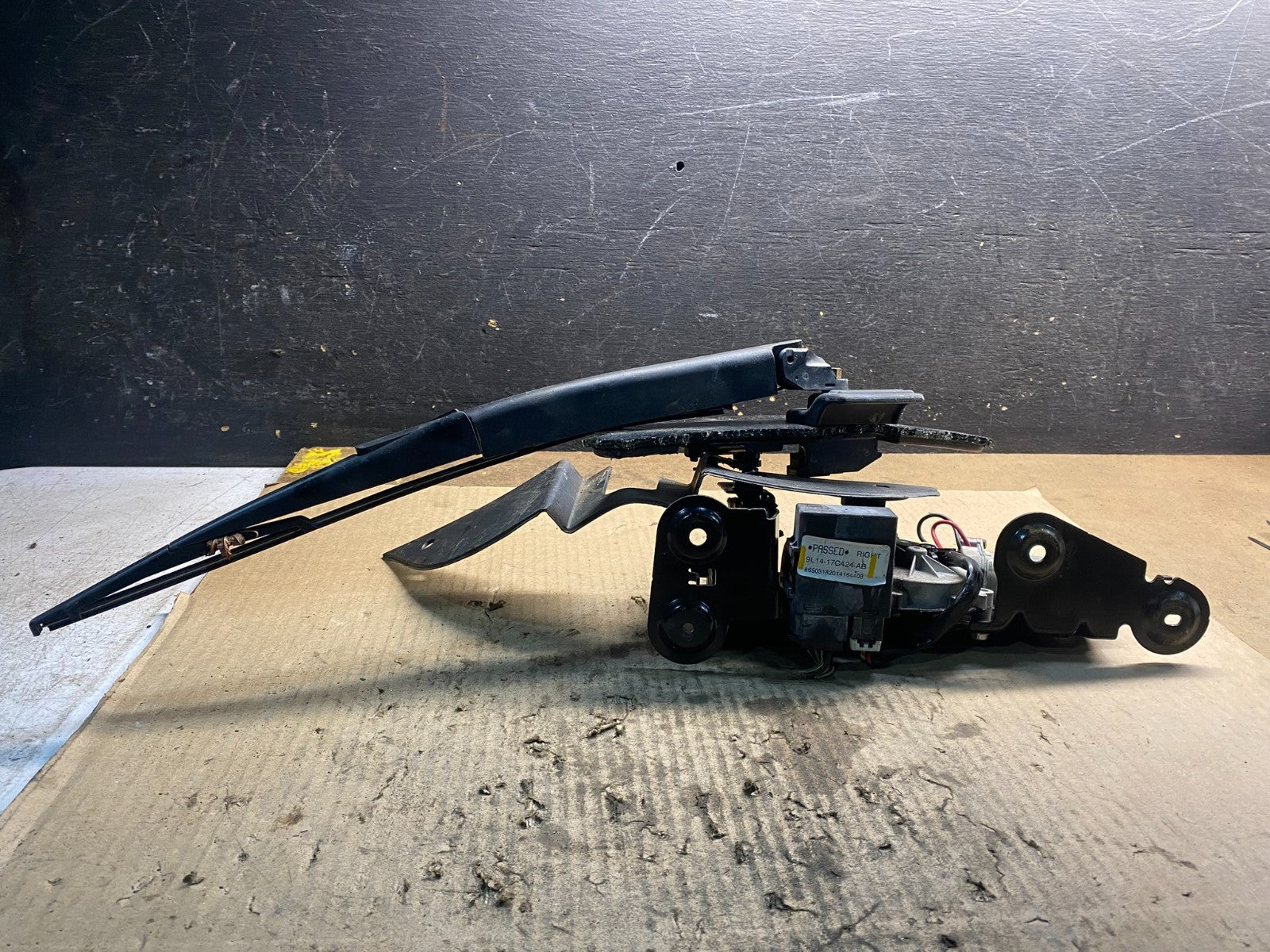 2009 to 2014 Ford Expedition Navigator Rear Windshield Wiper Motor z5068 DG0