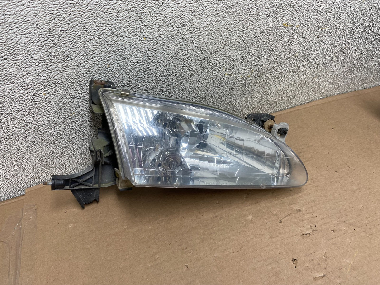1998 to 2000 Toyota Corolla Front Right Passenger RH Headlight AA9887 DW2
