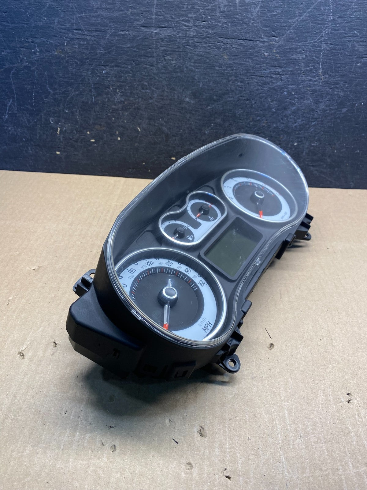 2014 - 2017 Fiat 500L Dash Instrument Cluster Speedometer AG7477 DG1