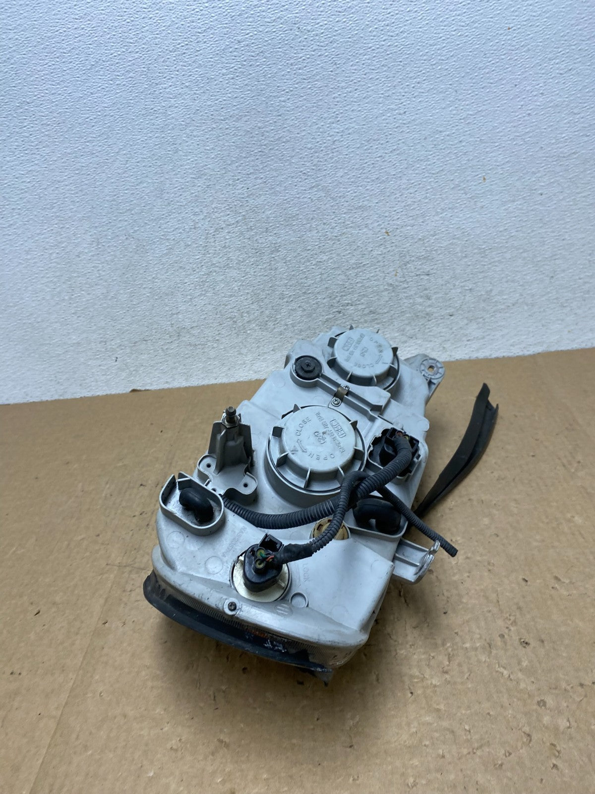 2002 to 2005 Kia Sedona Right Passenger RH Side Headlight AF9827 DW6