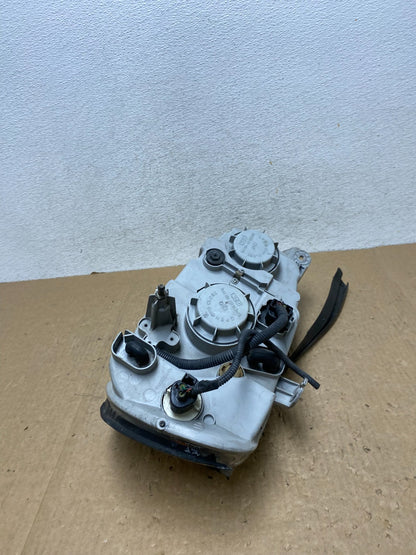 2002 to 2005 Kia Sedona Right Passenger RH Side Headlight AF9827 DW6