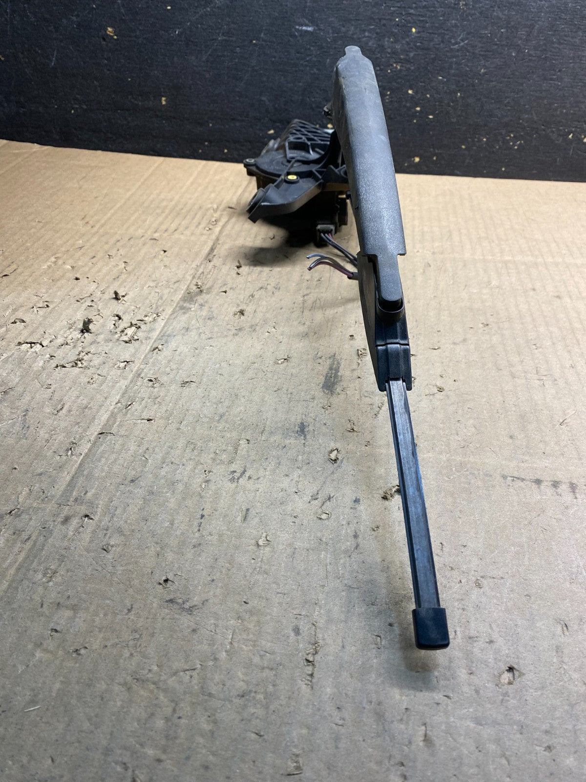 2011 to 2014 Ford Edge Licnoln MKX Rear Windshield Wiper Motor OEM AB0364 DG2