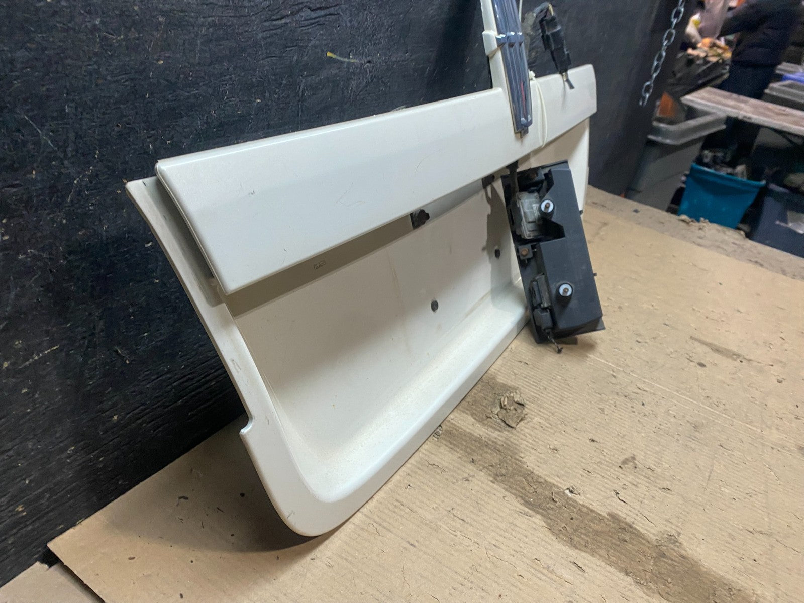 2007 to 2014 Lincoln Navigator Trunk Liftgate License Plate OEM X3437 DG2