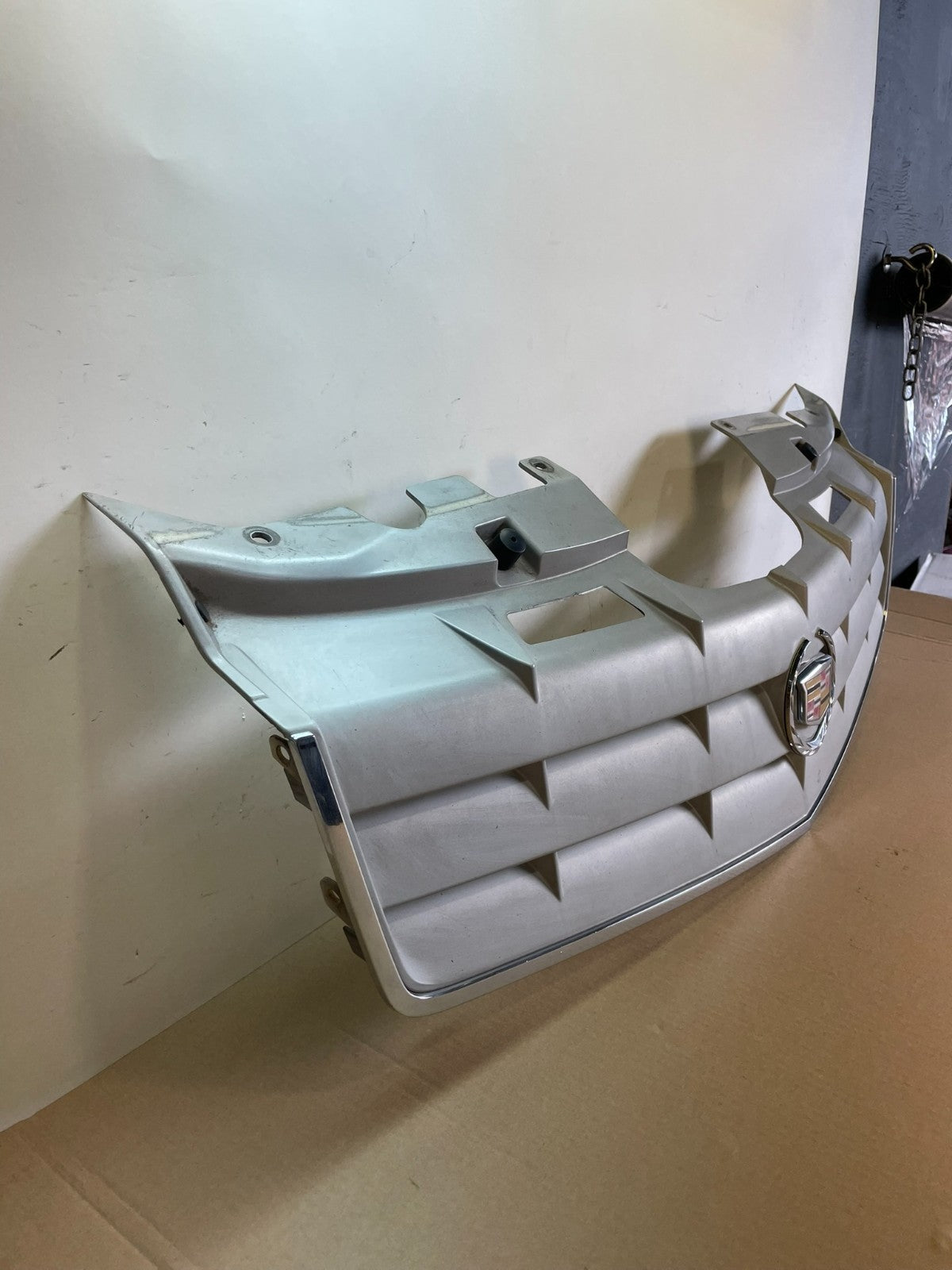 2004 to 2005 Cadillac SRX Front Upper Grille Grill AI3967 DW2