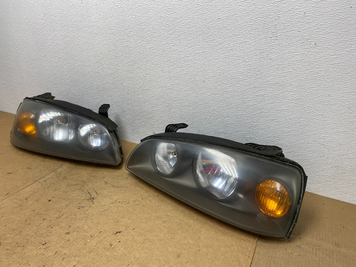 2004 to 2006 Hyundai Elantra Left+Right Set Halogen Headlights AC3577 DW1