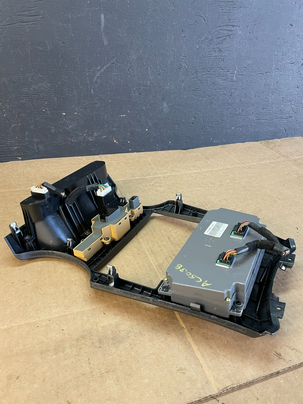 2007 to 2009 Kia Rondo Center Radio Climate Control Clock Trim AC5038 DG4