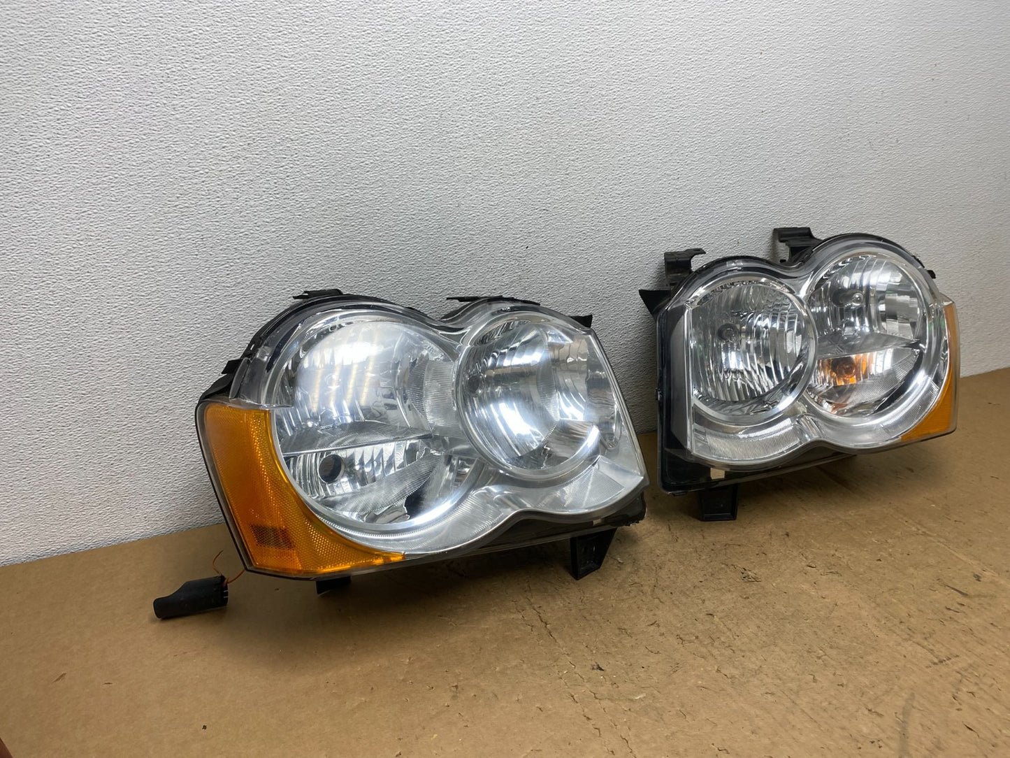 2008-2010 Jeep Grand Cherokee Left+Right Set Halogen Headlights AD0656 DW2