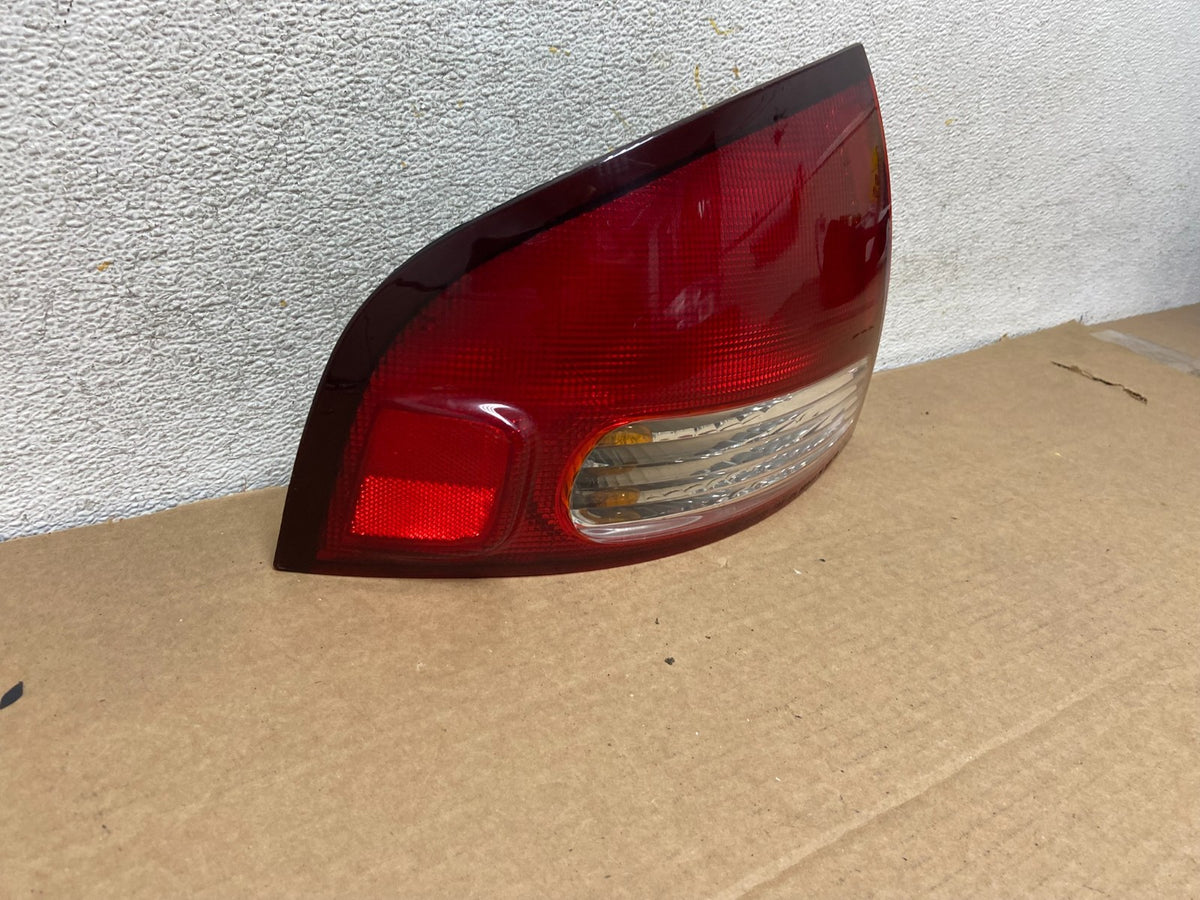 2000 2001 2002 2003 Nissan Sentra Left Driver Side Tail Light AH3106 DW1