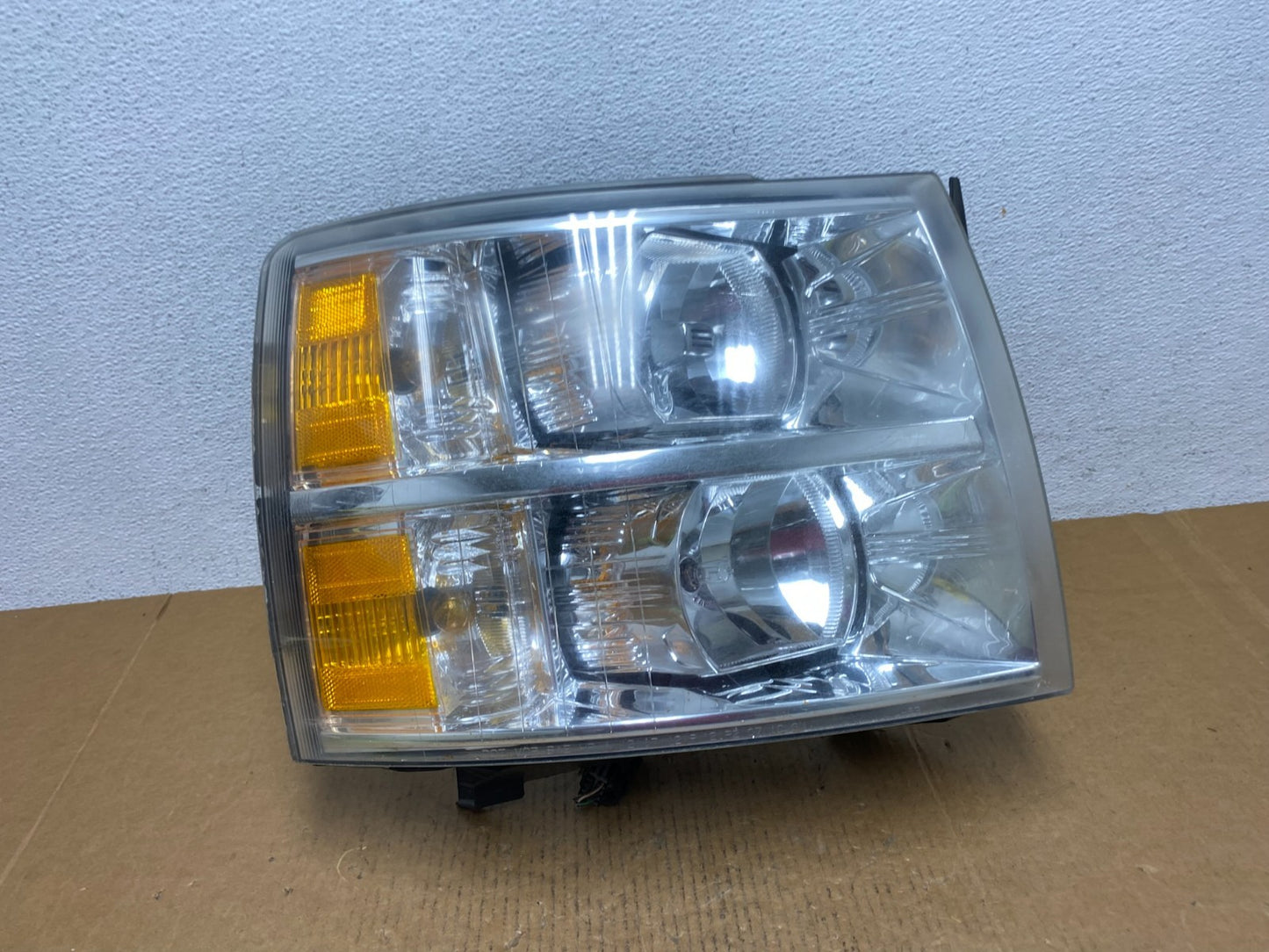 2007 to 2014 Chevrolet Silverado Right Passenger RH Side Headlight AE0688 DW0