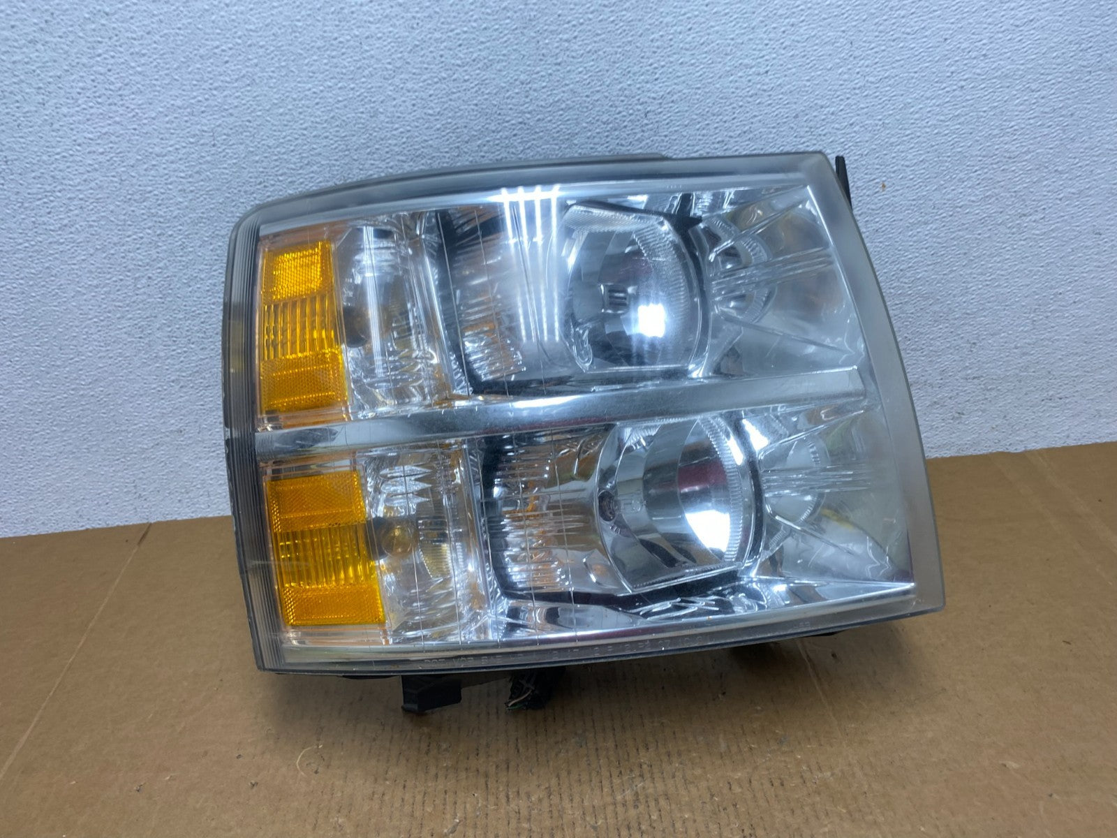 2007 to 2014 Chevrolet Silverado Right Passenger RH Side Headlight AE0688 DW0