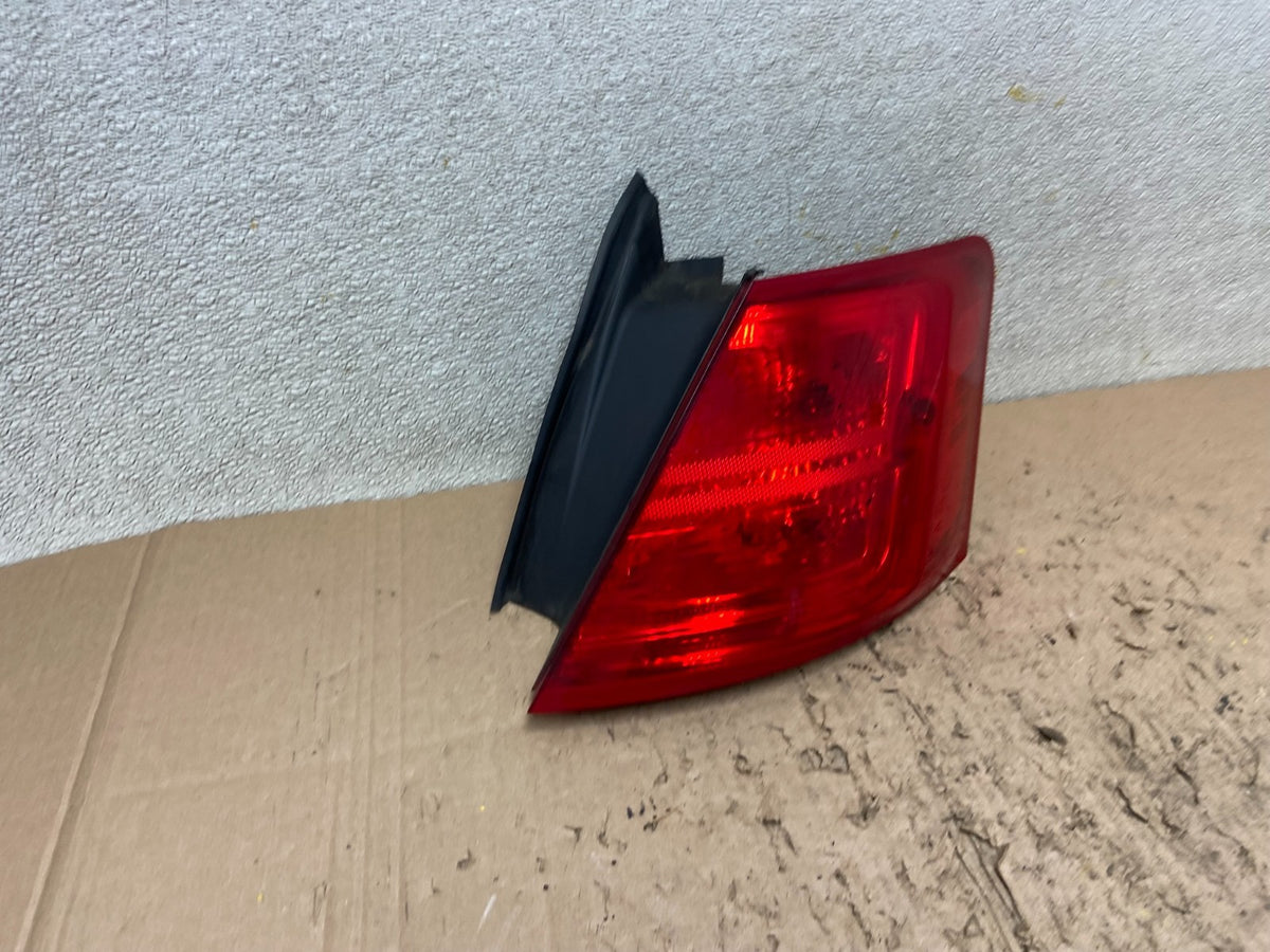 2014 to 2018 Ford Taurus Interceptor Right Passenger RH Tail Light Y0858 DW2