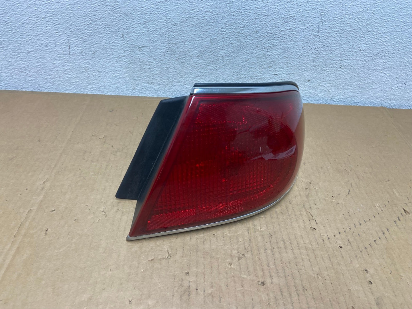2000 to 2005 Buick Lesabre Right Passenger RH Side Tail Light AD0928 LK2