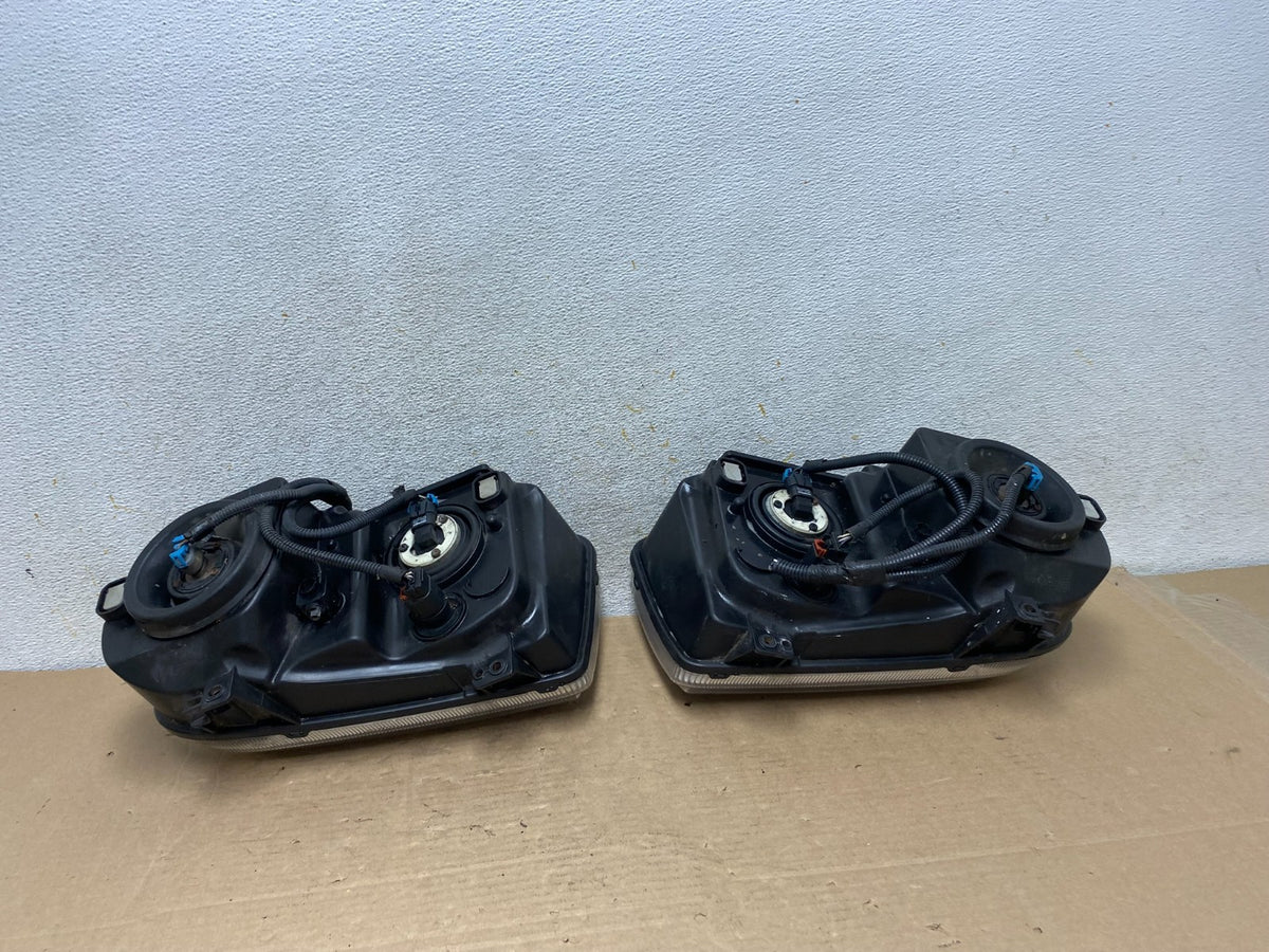 2005 to 2010 Chrysler 300C Left+Right Side Halogen Headlights AH9433 DW7