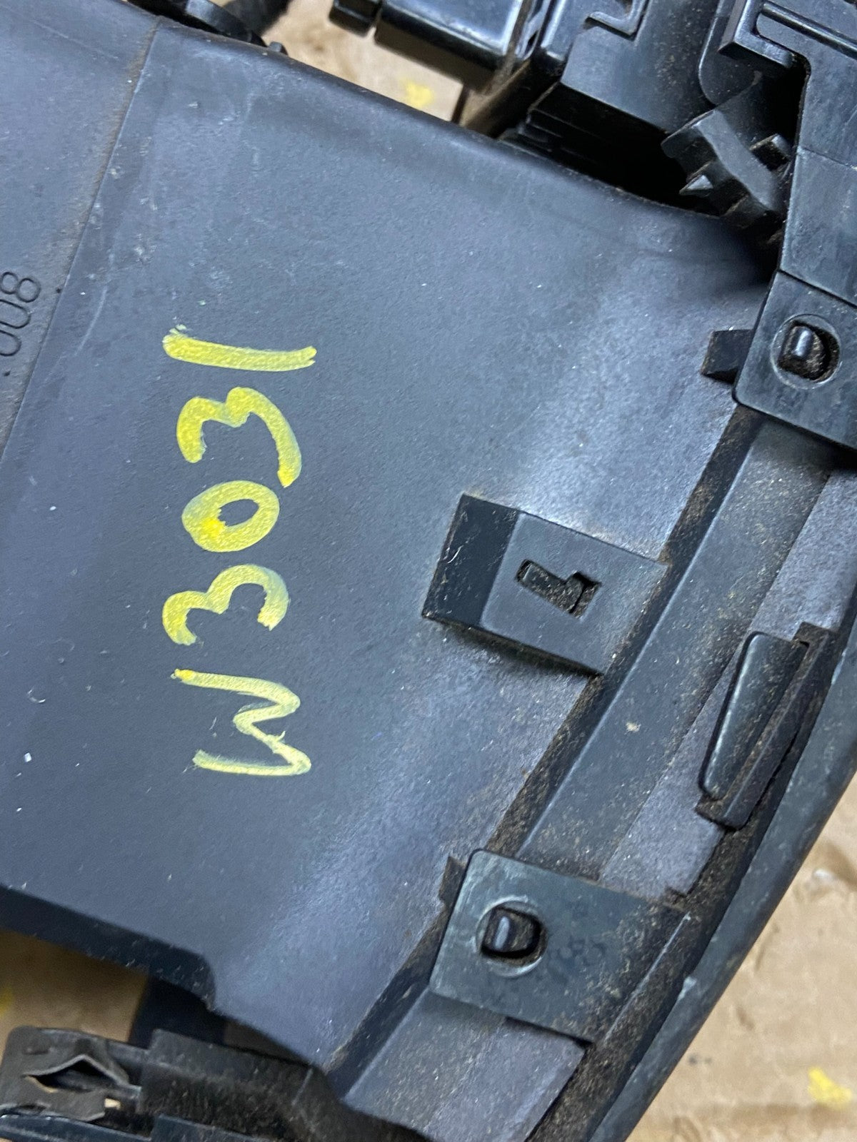 2004 to 2009 Cadillac SRX Front Center Dash A/C Air Vent w3031 DG6