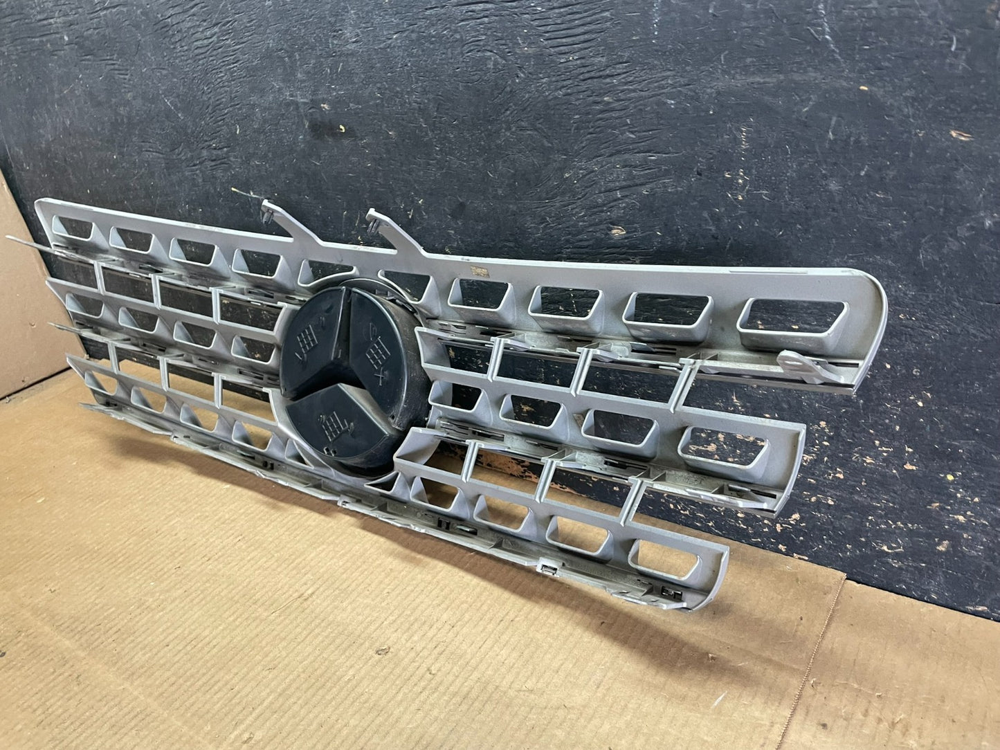 2009 to 2011 Mercedes ML-Class W164 Front Bumper Grille Grill AA9188 DG7