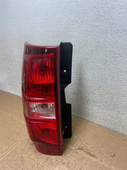 2008-2014 Chevrolet Tahoe Suburban Driver Lh Left Side Tail Light Y9214 DW1