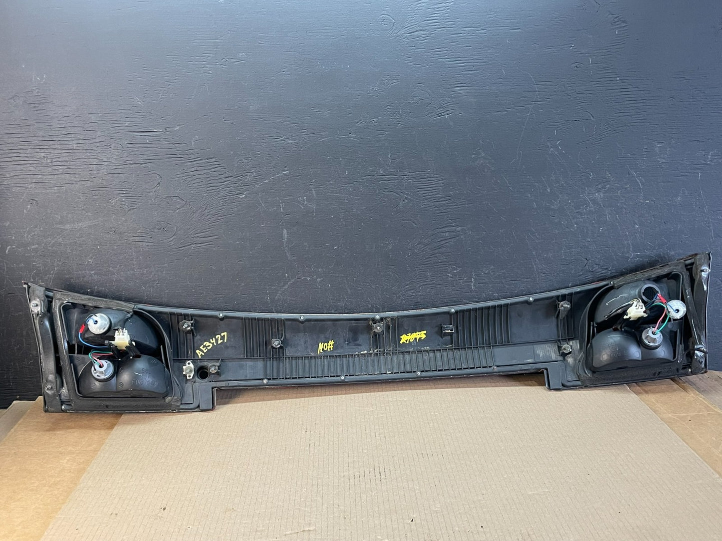 2002 - 2004 Subaru Outback Trunk Hatch Lid Tail Light Panel Center AE3427 DG6
