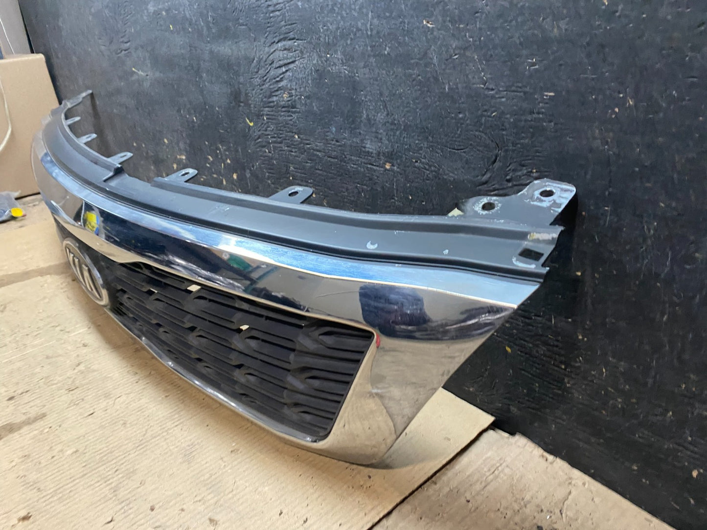 2011 2012 Kia Sedona Front Upper Grill Grille OEM X3244 DG1