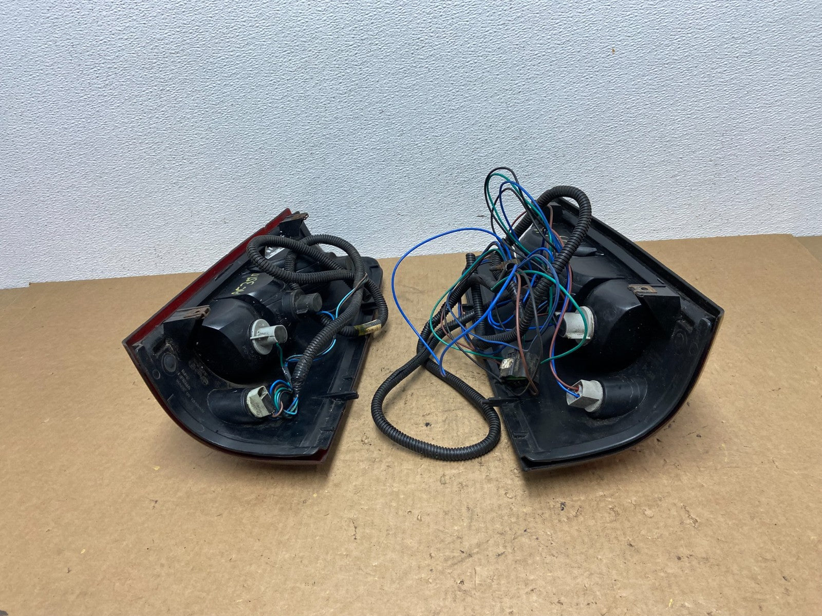 2003-2006 Chevrolet Silverado Left + Right Side Tail lights OEM AC3510 DW8