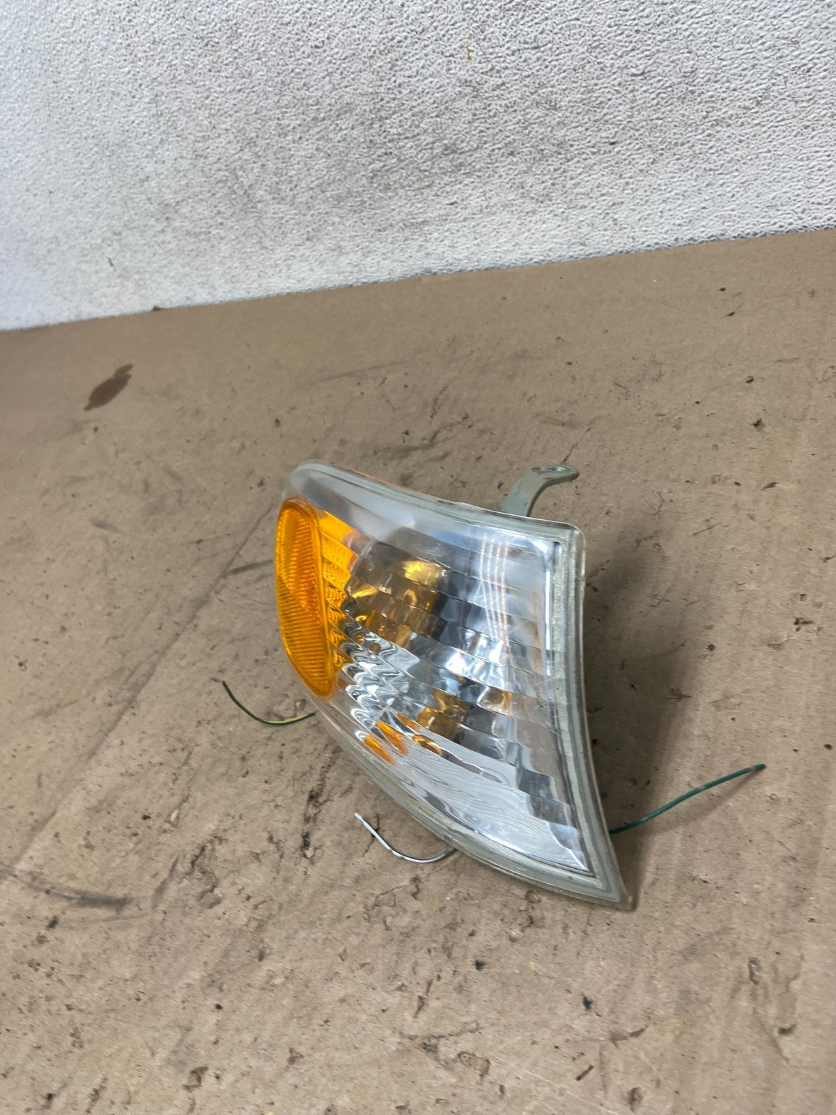 2001-2002 Toyota Corolla Right Passenger Turn Signal/Marker Light AG5461 DW2