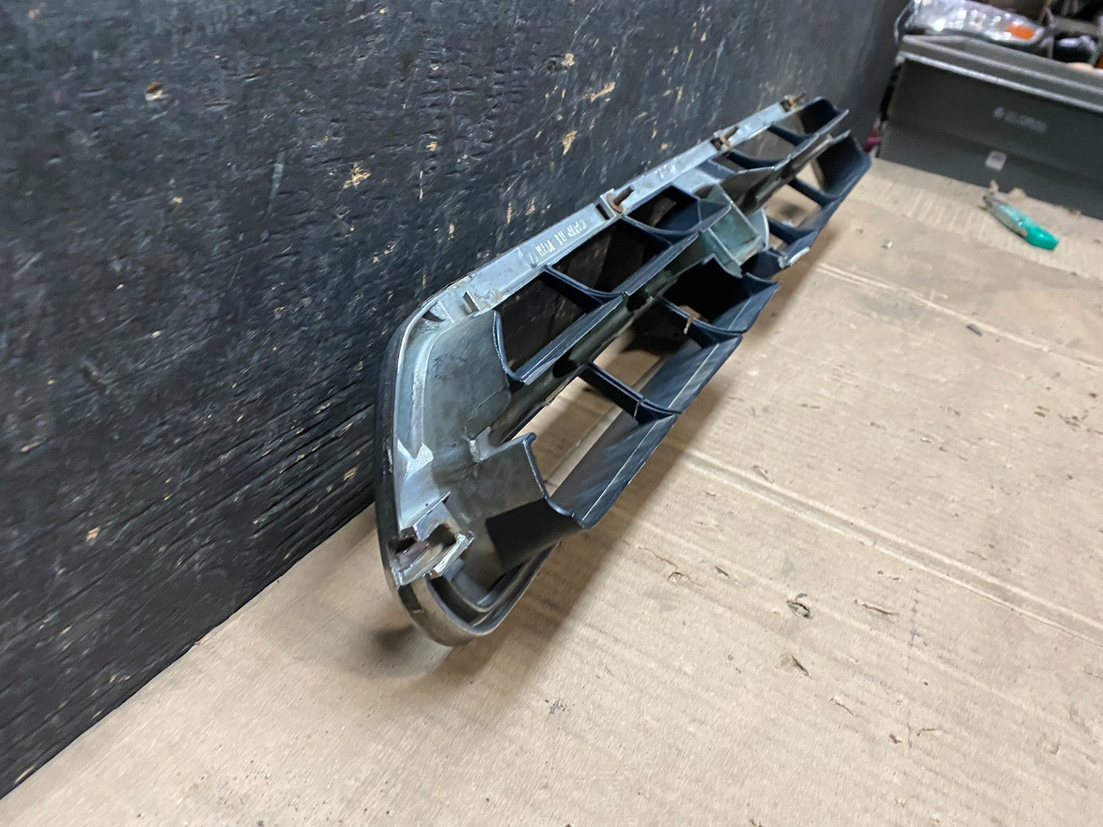 2000 to 2002 Subaru Outback Legacy Center Grille OEM 91121AE010 W2210 DG7