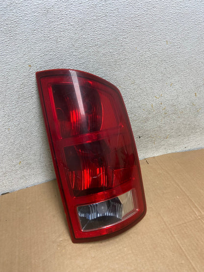2002 to 2006 Dodge Ram 1500 Right passenger Rh side Tail Light AI6880 LK2