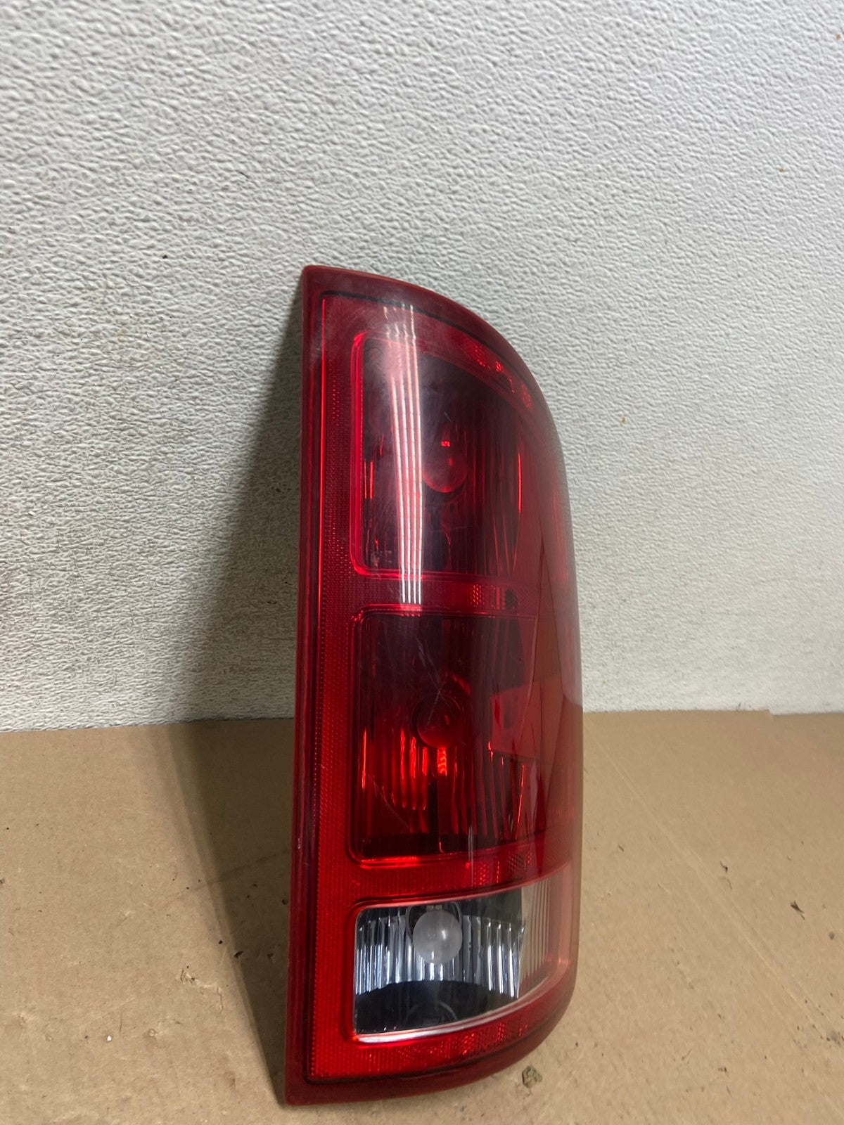 2002 to 2006 Dodge Ram 1500 Right passenger Rh side Tail Light AG4781 LK2