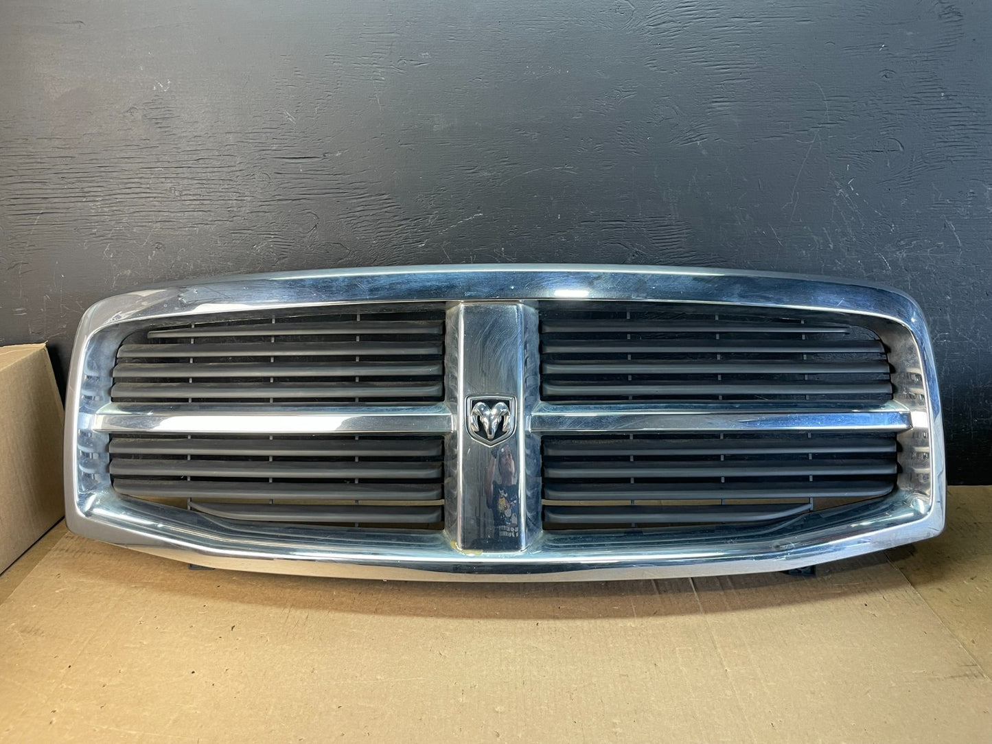 2004 to 2006 Dodge Durango Front Upper Chrome Grill Grille AD0255 DG0