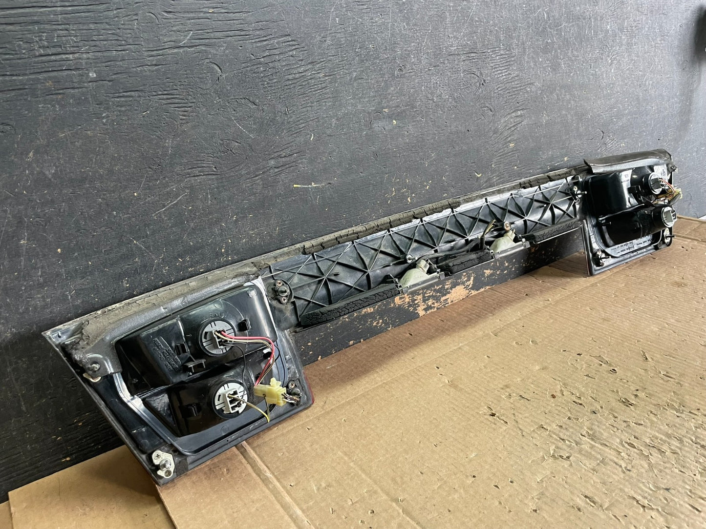 2000 to 2004 Subaru Legacy 4dr Sedan Trunk Center Tail Light Panel OEM ab3136 DG7