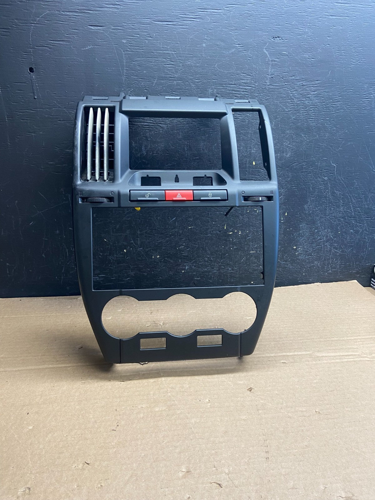 2008-2012 Land Rover LR2 Center Radio Climate Dash Air Vent Bezel AF2459 DG0