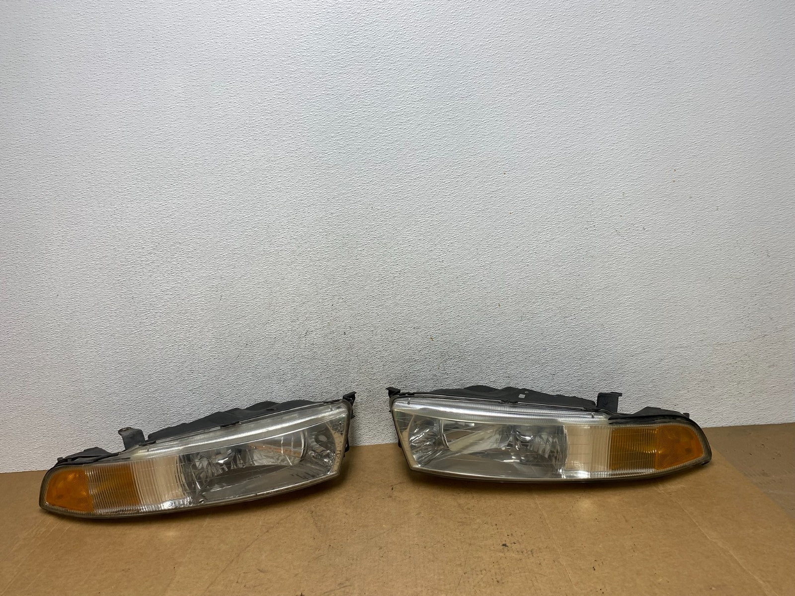 2002 to 2003 Mitsubishi Galant Left+Right Side Headlights AE3173 DW0