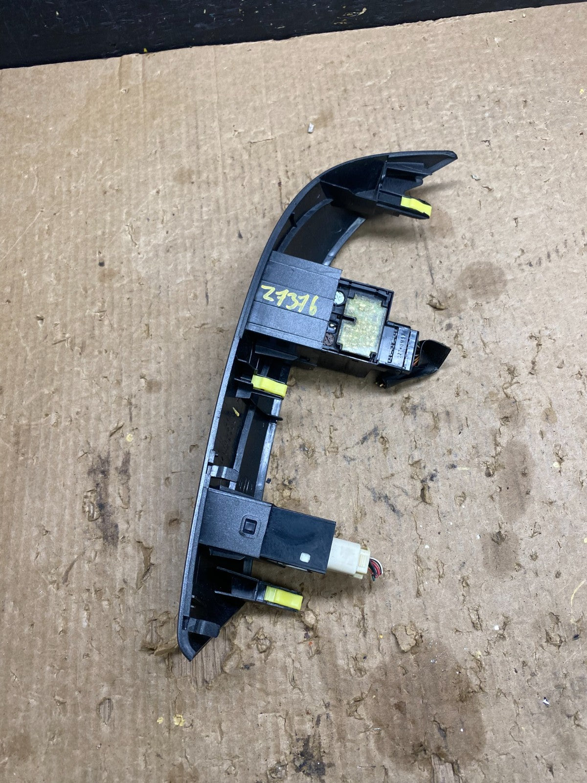 2004 to 2010 Toyota Sienna Left Side Climate Switches Bezel Trim OEM Z7376 DG2