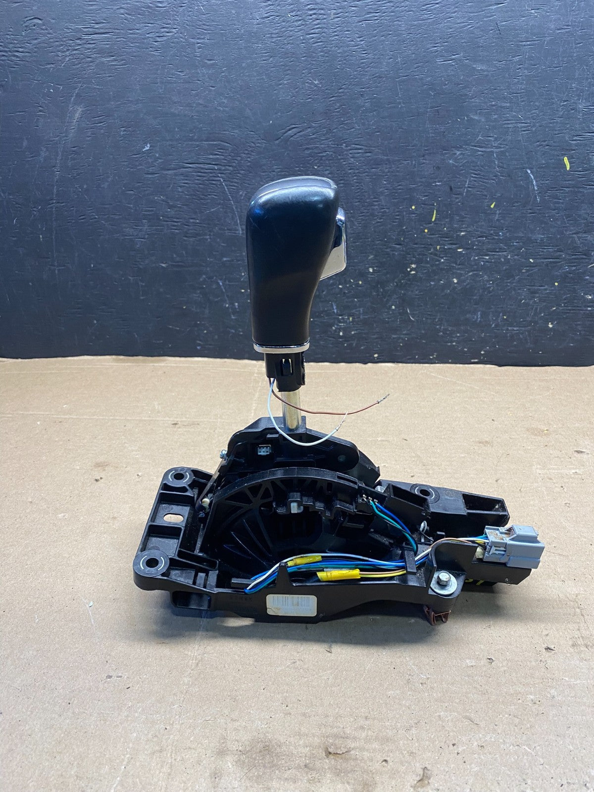 2013 to 2019 Lincoln MKT Automatic Transmission Gear Shifter Selector R2534 DG4