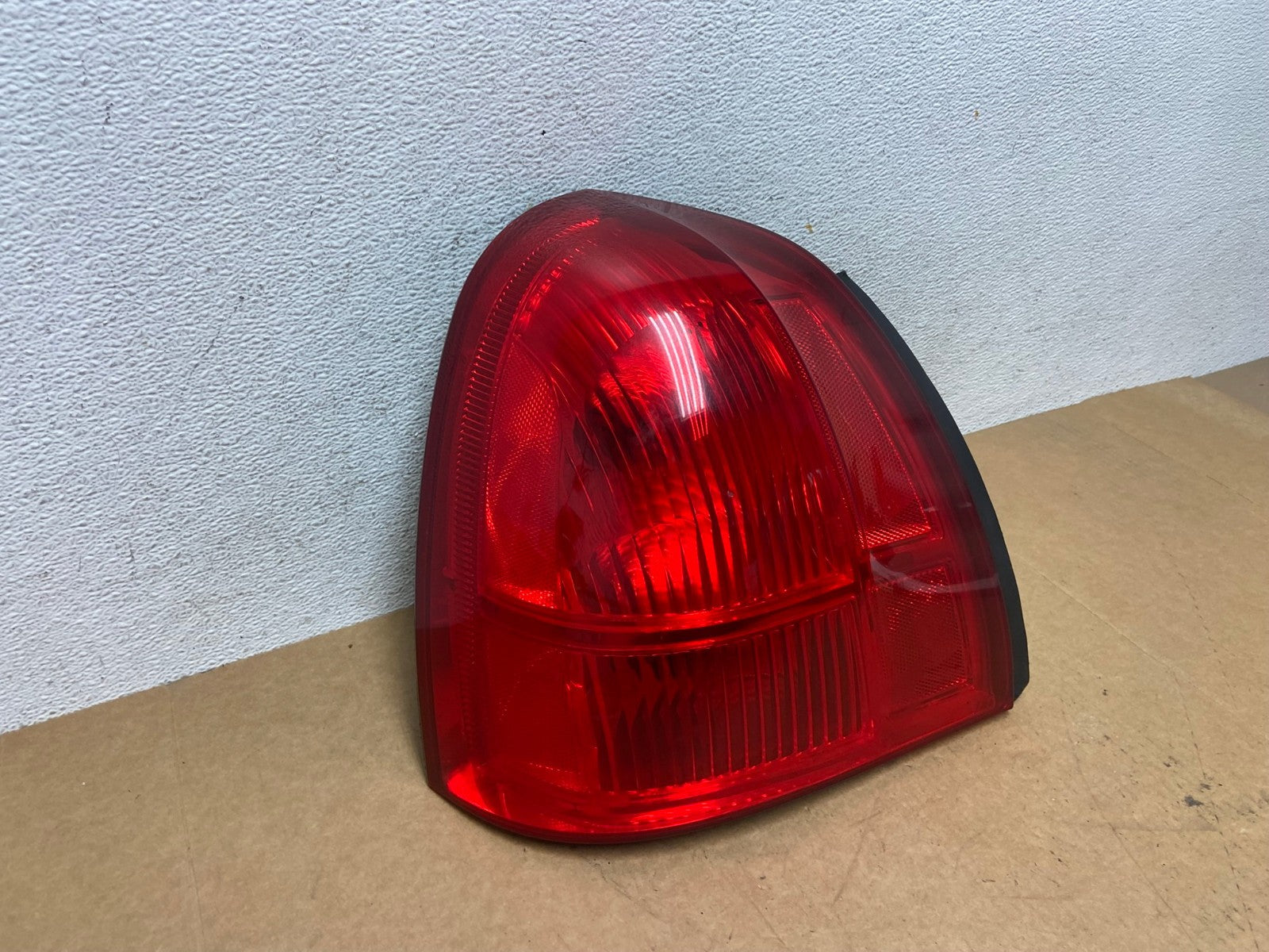 2003 to 2011 Lincoln Town Car Left Driver Lh Side Tail Light AE3009 LK2