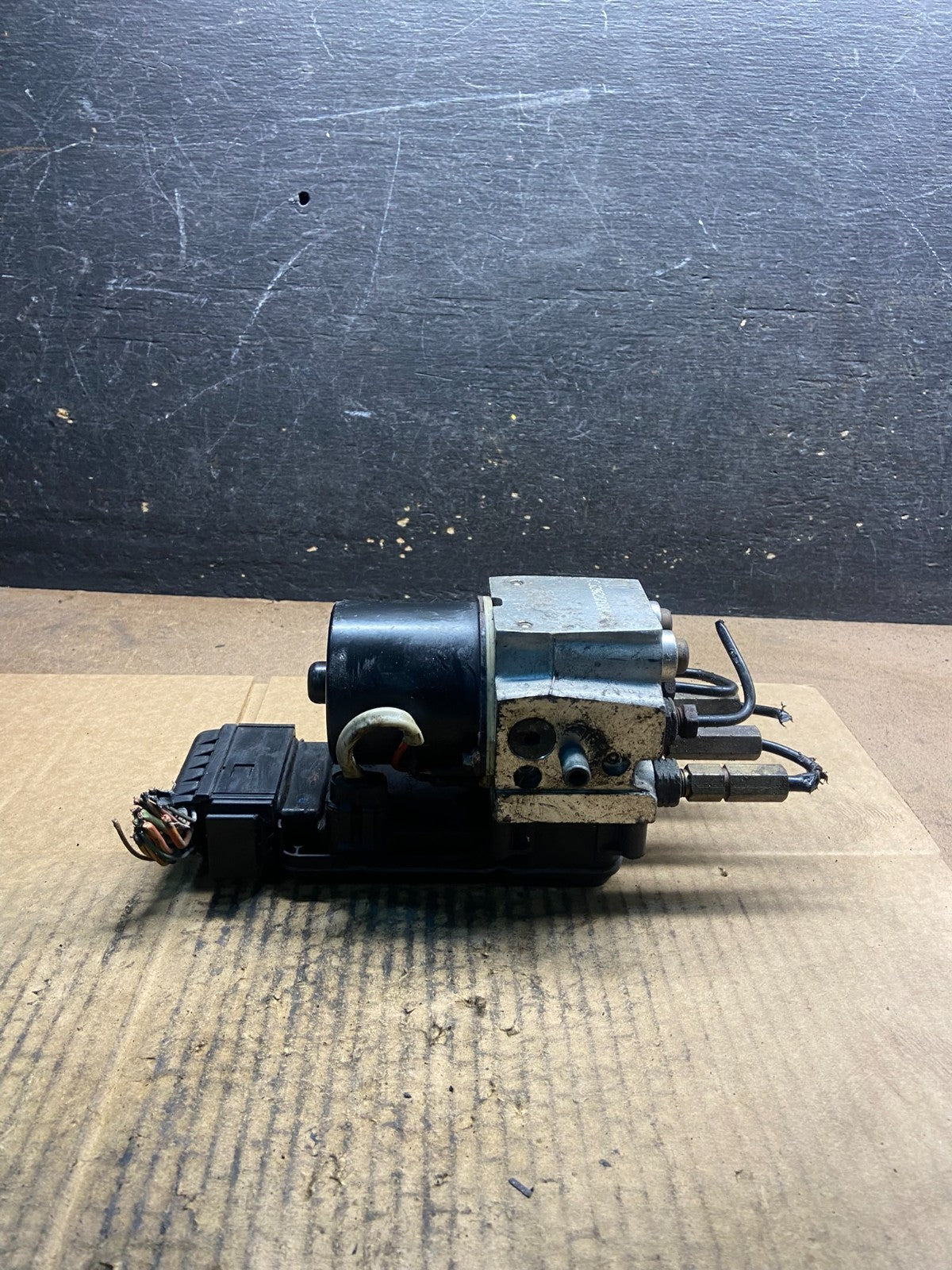 1999 to 2000 Ford F250 F350 SRW ABS Pump Control OEM 2c342c346be y4384 DG3
