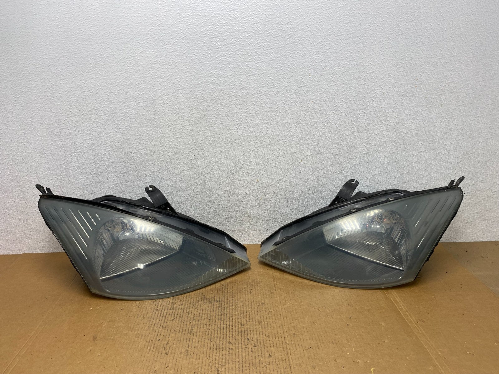 2000 to 2002 Ford Focus Left+Right Set Halogen Headlights AE0607 DW0
