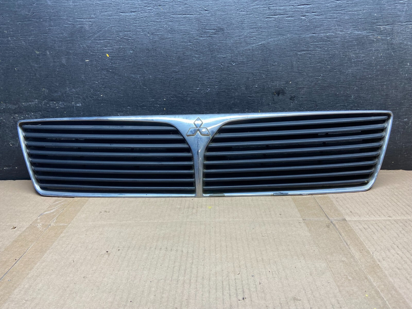 2002 2003 Mitsubishi Lancer Front Upper Radiator Grille Grill OEM C8494 DG10