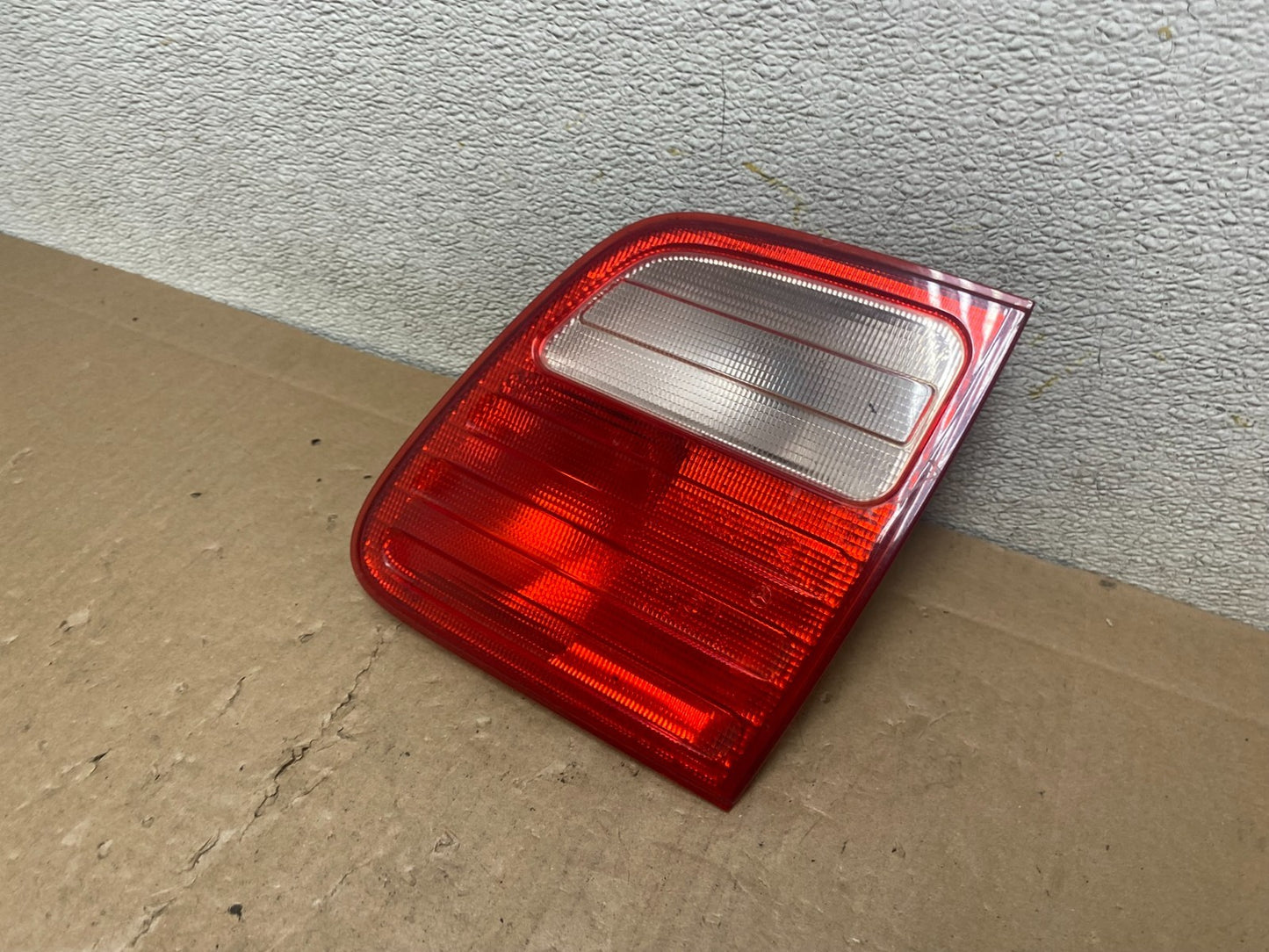 1995-1999 Mercedes-Benz E W210 Wagon Right Passenger Tail Light Inner S0736 DW1
