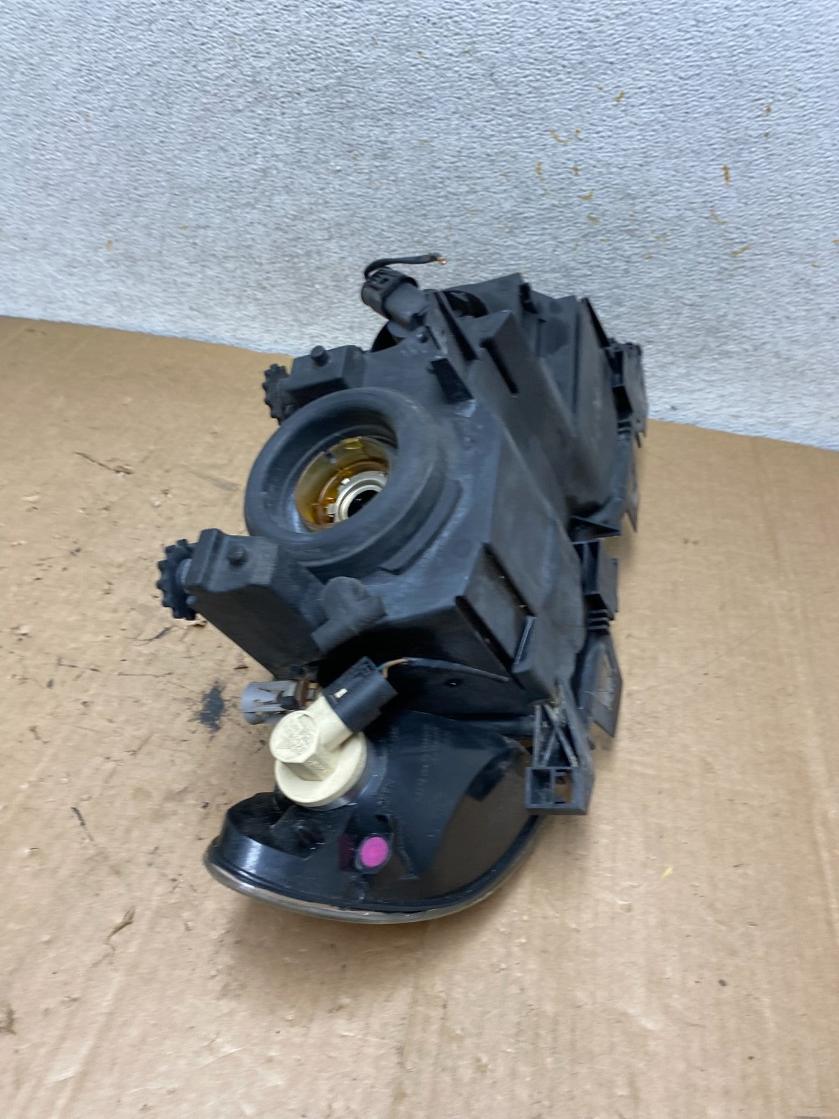 2002 to 2005 BMW 3 E46 Sedan Left Driver Halogen Headlight AI9071 DW10